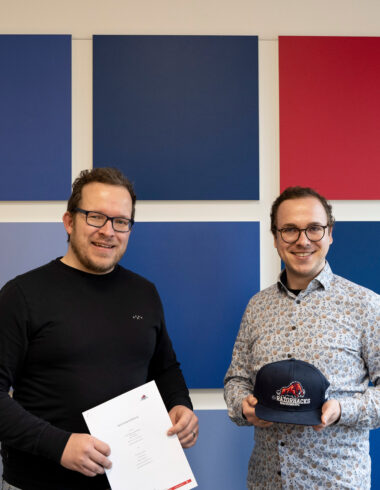 Wolfgang Latton, Recruiting & HR Manager, PKS Software GmbH (li.) und Ronny Rühlemann (re.), Leiter Marketing der ifm Razorbacks, besiegeln die frühzeitige Verlängerung der gemeinsamen Kooperation.